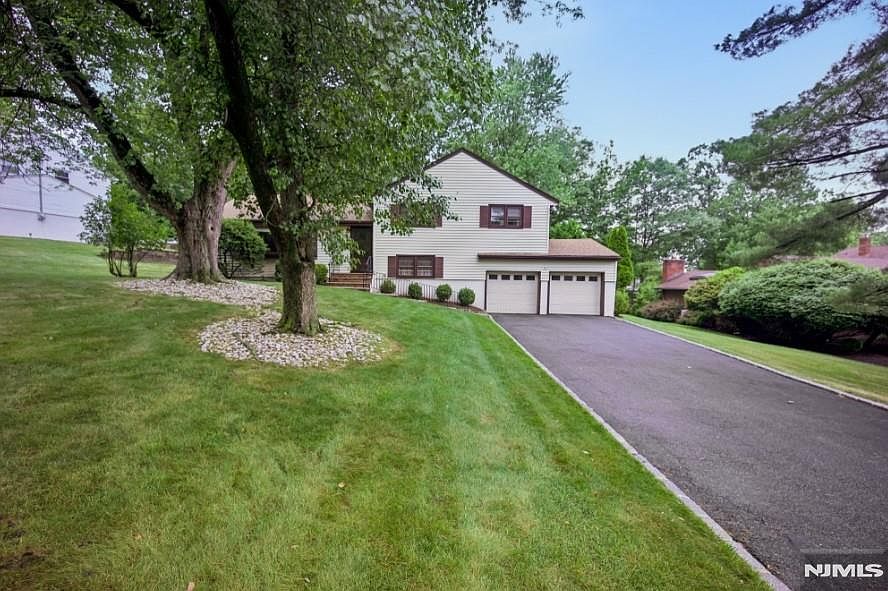 1st image of 19 Bear Brook Ln