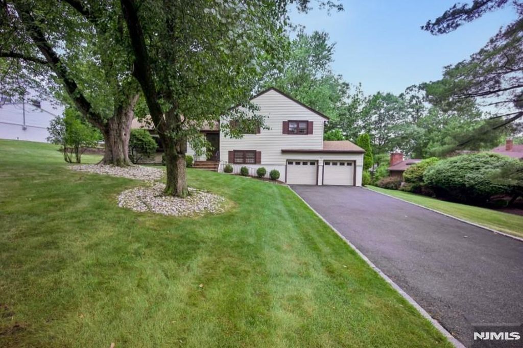19 Bear Brook Ln, Livingston, NJ