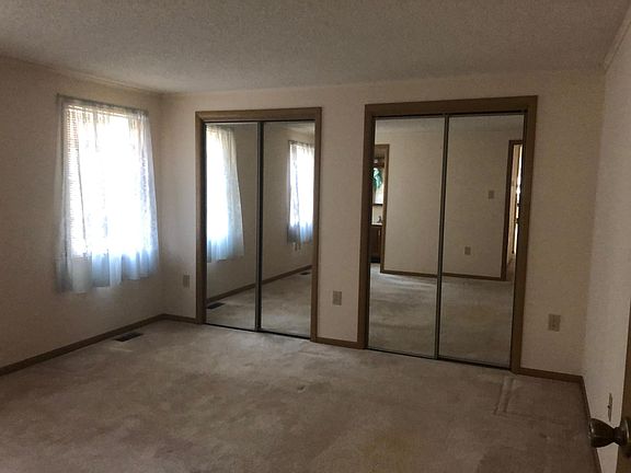 5th image of 428 Village Cir N