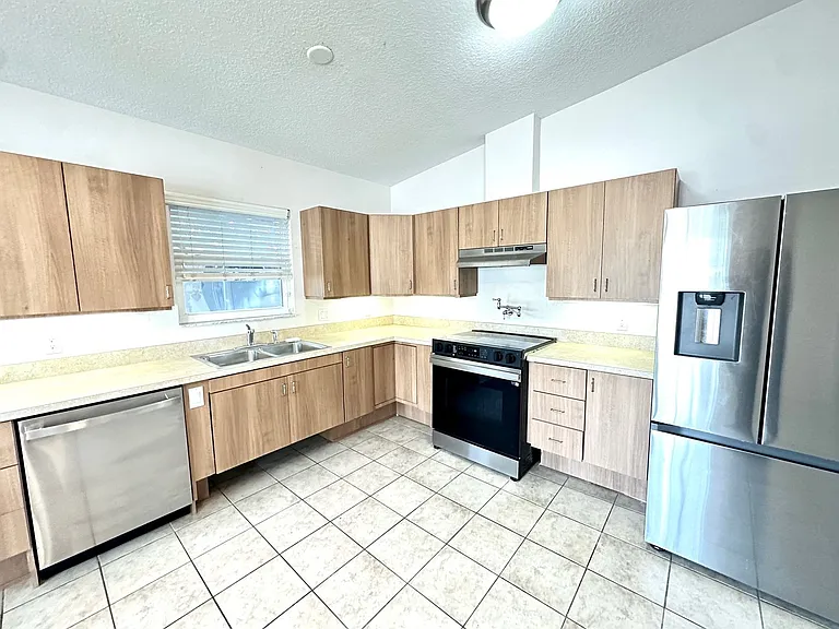 1121 Dr Martin Luther King Jr St S — Photo 3