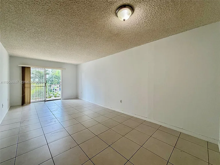 901 SW 37th Ave #25 — Photo 2