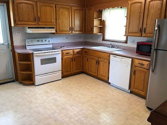 3rd image of 702 Pinecrest Ave