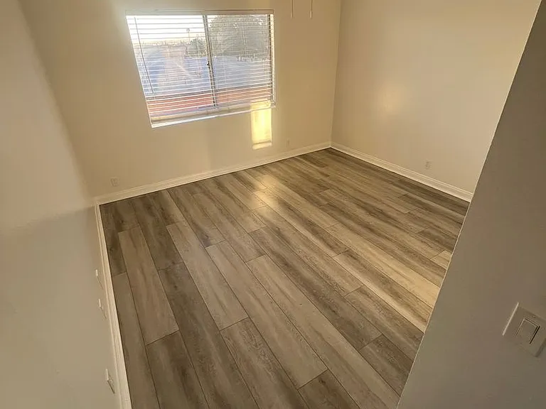 VRA27 LLC- "Villa Regency Apartments" — Photo 40