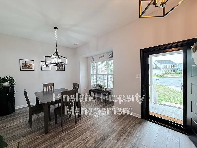 3 bed, 2.0 bath, 1989 sqft, $1,900 — Photo 2