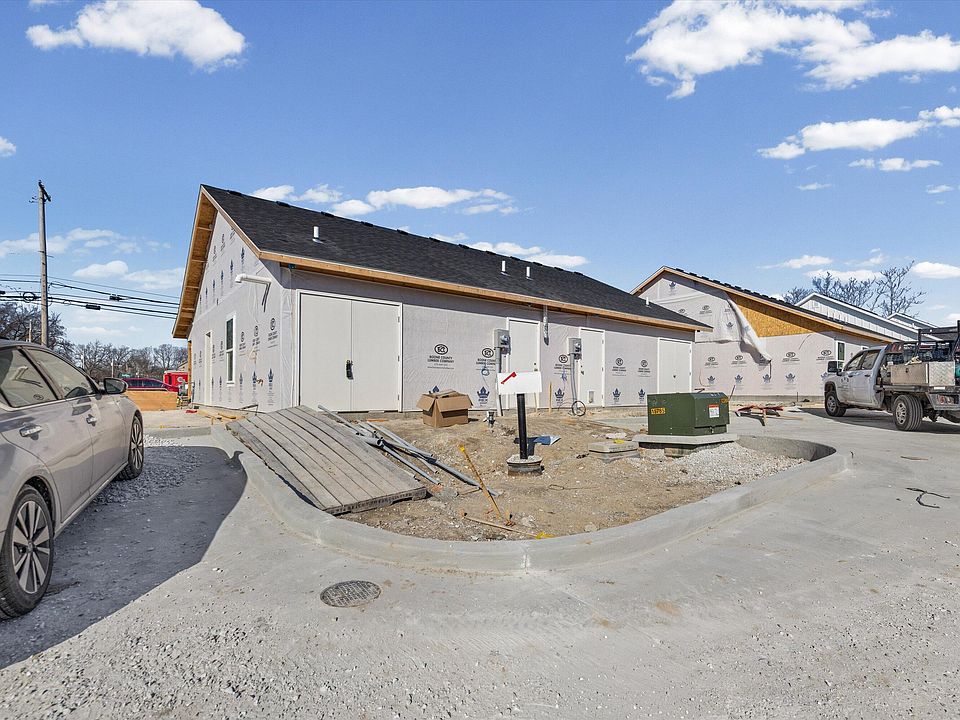 2nd image of 600 N Providence Rd #100