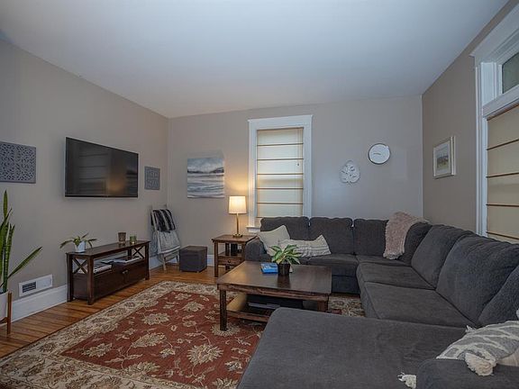 5th image of 6242 Benneville St