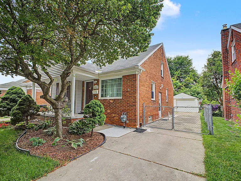 15587 Russell Ave — Photo 2