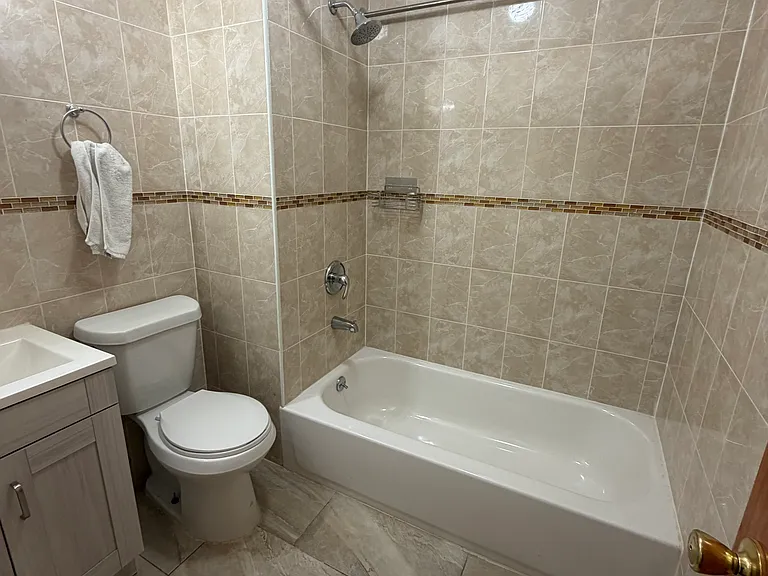 2721-2723 Hering Ave #2 — Photo 6