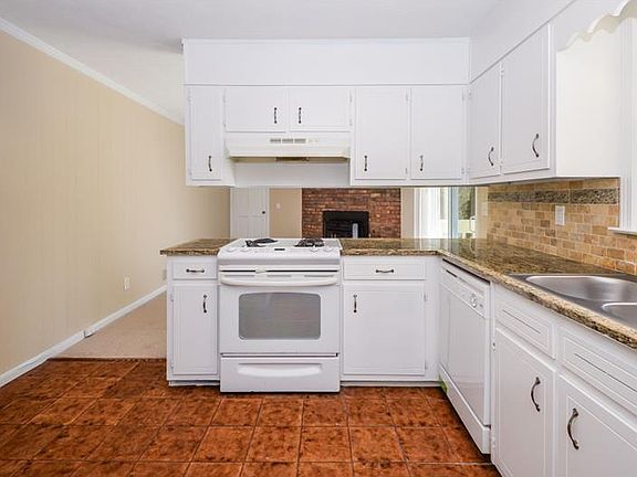 3rd image of 6886 Kingsboro Dr
