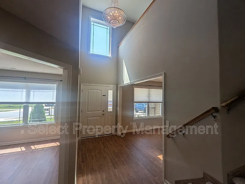 4 bed, 2.0 bath, 3413 sqft, $2,595 — Photo 2