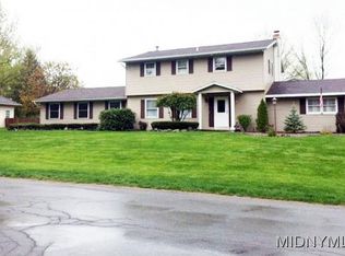17 Devereux Ln, Whitesboro, NY 13492