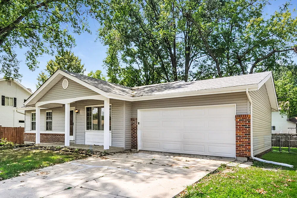 3 bed, 2.5 bath, 1358 sqft, $1,930 — Photo 2