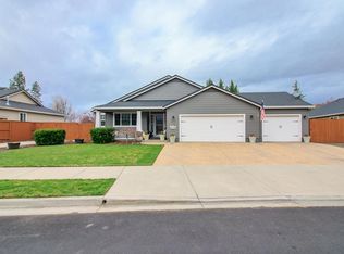 977 Black Wolf Ln, Eagle Pt, OR 97524