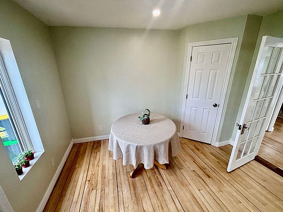 5th image of 403 Queen St
