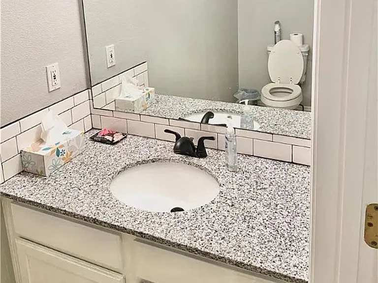 826 W Peachtree Dr #1 — Photo 9