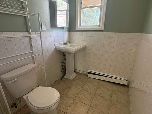4th image of 549 Summer St