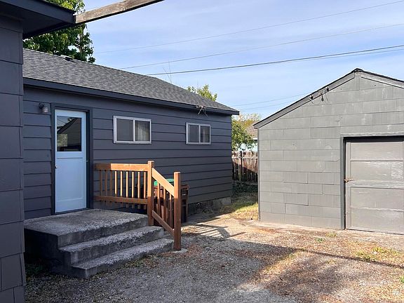 3rd image of 303 SW Deer St