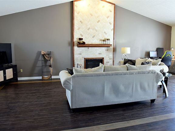 2nd image of 82 Nicole Dr