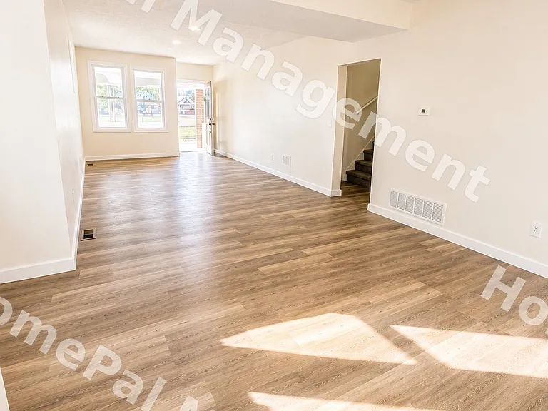 2416 Fowler Ave — Photo 6