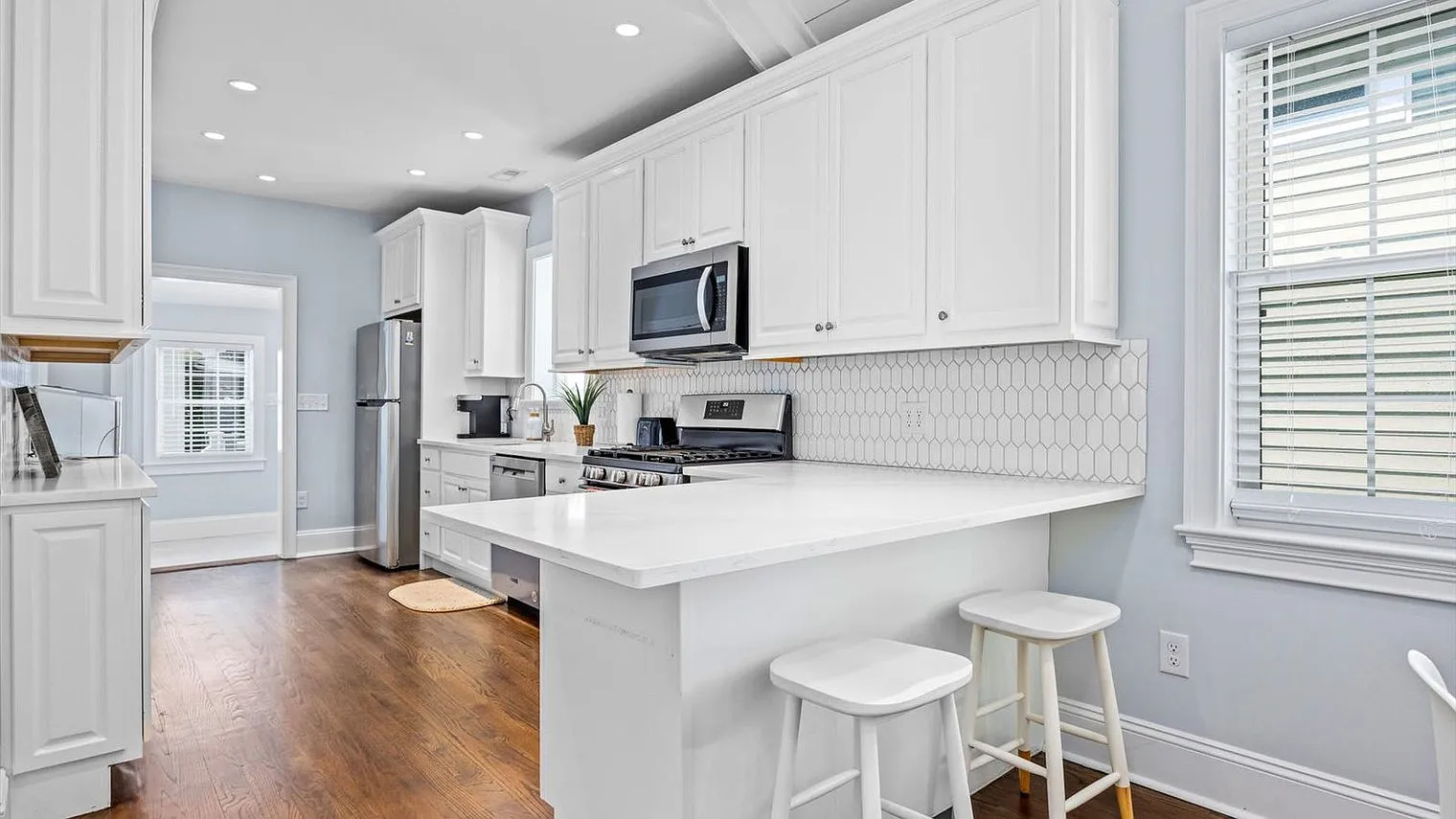 3 bed, 2.0 bath, 10763 sqft, $7,282 — Photo 3