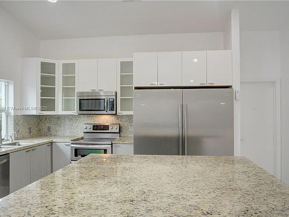 4th image of 210 NE 2nd Ct