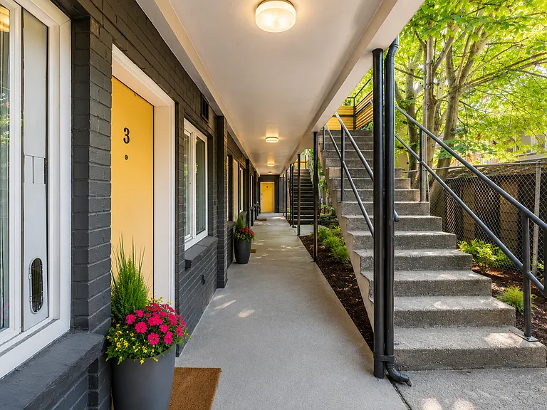 Eleanor Apartments — Photo 2