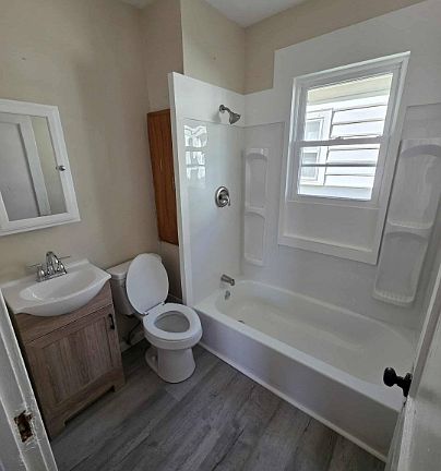 5th image of 713 W 21st St #2