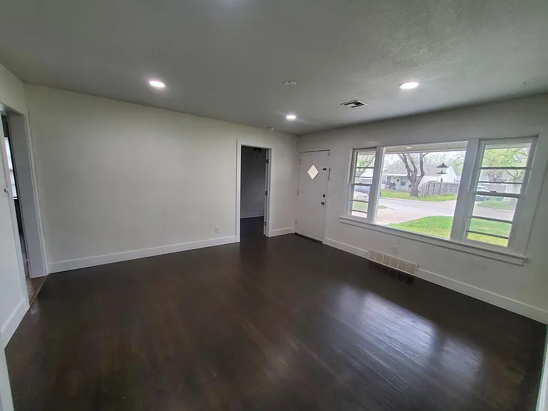 631 N Edwards Ave — Photo 8