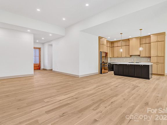 5th image of 27 Baxter Woods Ln