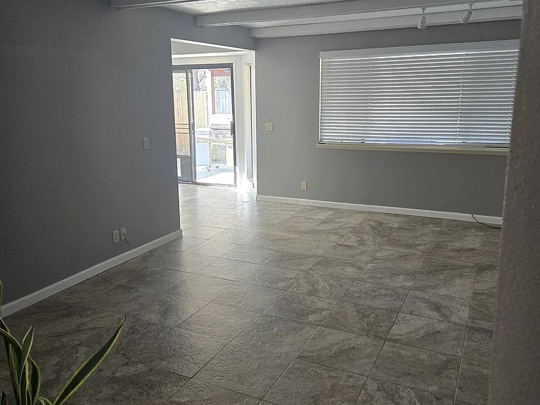 713 W Howell Ave — Photo 3