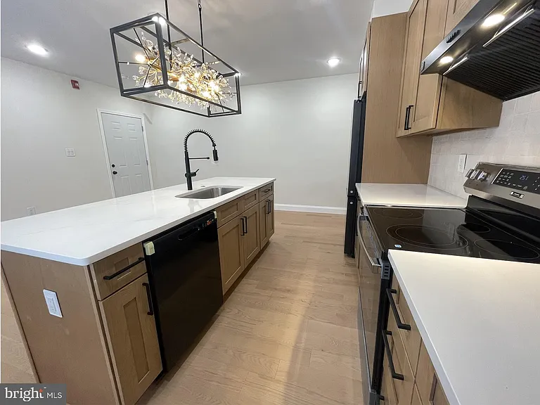 2101 S Hicks St — Photo 4