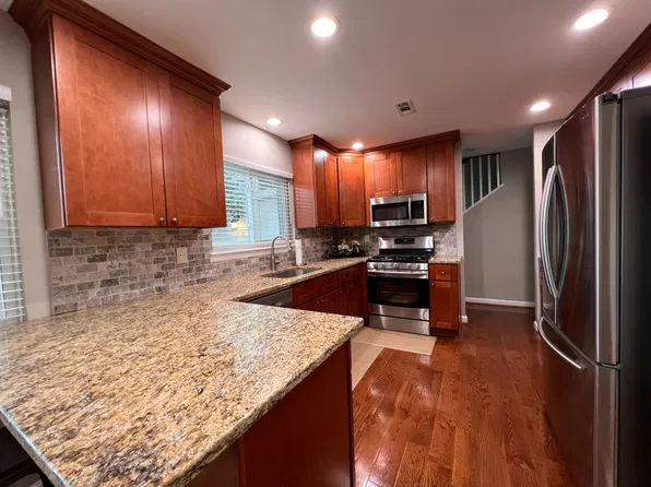 1514 Roundleaf Ct, Reston, VA 20190