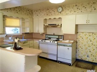 2715 215th St, Bayside, NY 11360