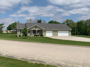 8155 Lake Dr, Clinton, IL 61727