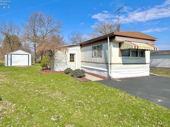 116 Oakwood Dr, Bellevue, OH 44811