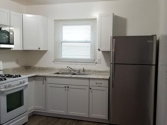 4th image of 901 N Gillfield Dr
