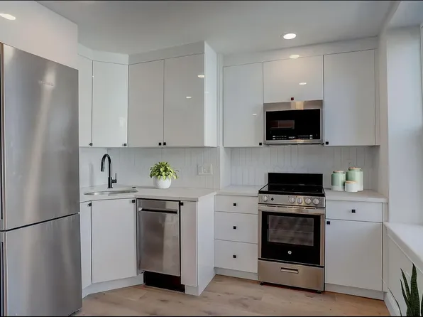 15-19 Bartlett Pl Unit 4D, Boston, MA 02113