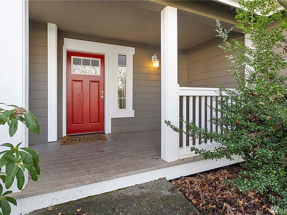 Beautiful covered front porch.