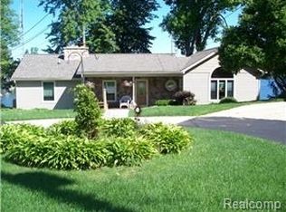 5024 Island View Dr, Linden, MI 48451
