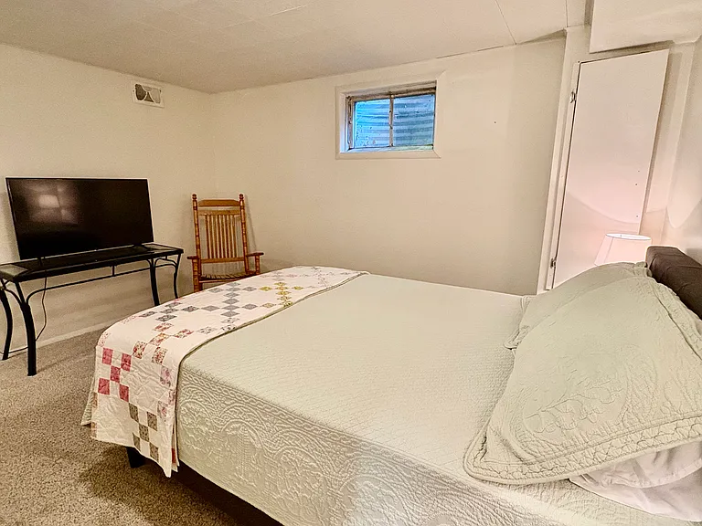 Second bedroom, queen-size bed