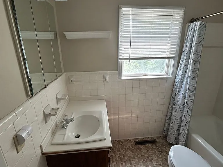 213 E Buford St — Photo 6