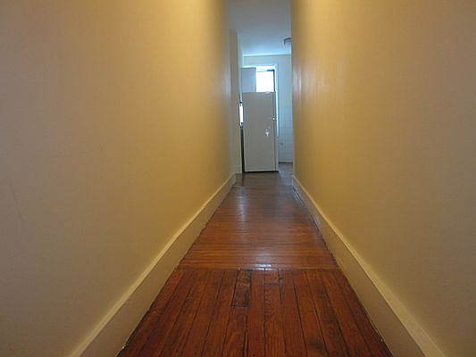 4th image of 327 Bedford Ave #E5