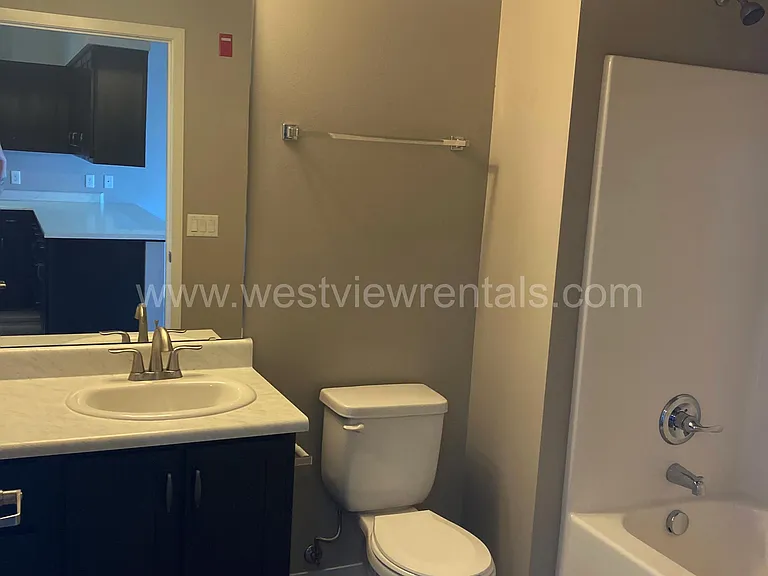 203 E Laurel St — Photo 112