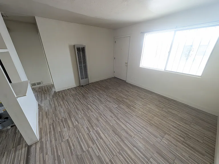 1010 Palomas Dr SE — Photo 2