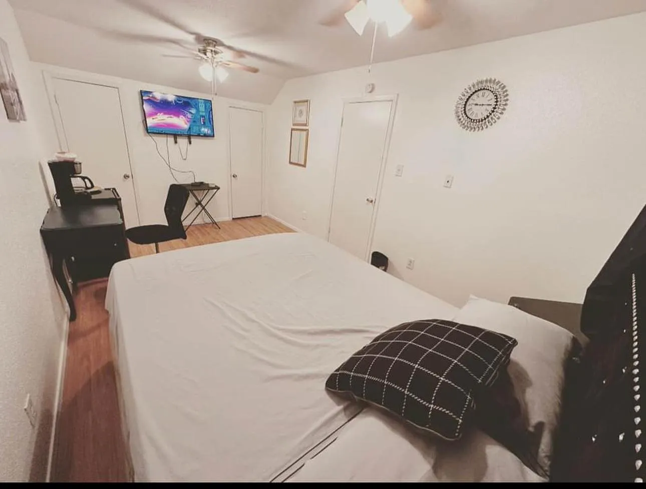 2 bed, 1.0 bath, 2406 sqft, $957 — Photo 2