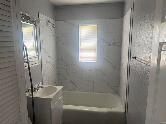 4th image of 1015 E Elm St