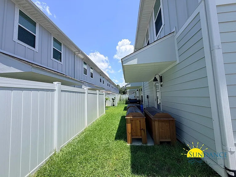1015 McLaren Cir — Photo 23