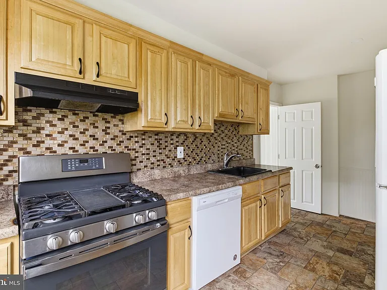 820 Greenhill Rd — Photo 15