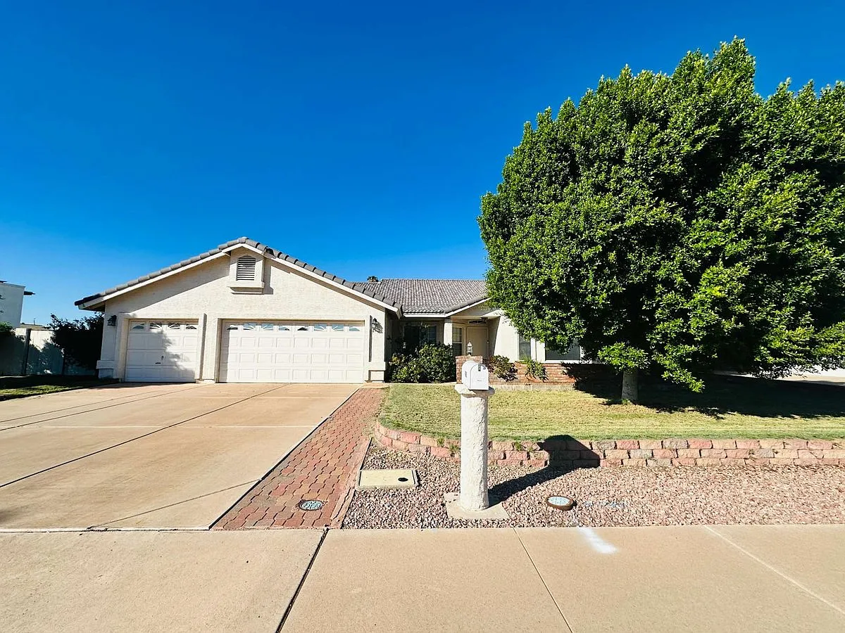 2110 East Enrose Circle — Photo 1
