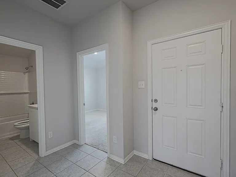 1919 Rolling Ridge Dr — Photo 2